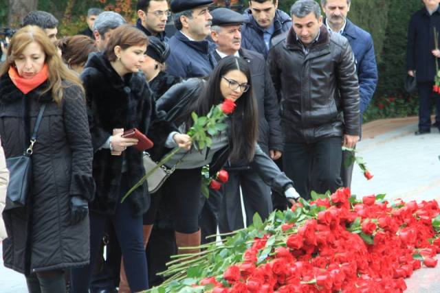 Le peuple azerbaïdjanais rend hommage à la mémoire d`Heydar Aliyev - PHOTOS